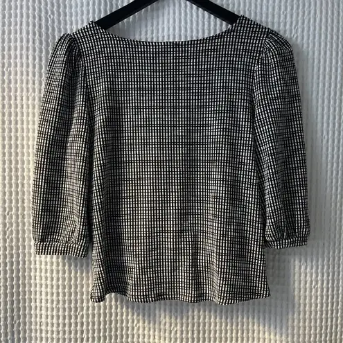 W5 black-and-white pullover top with ruffle sleeves and cute waist detail, M