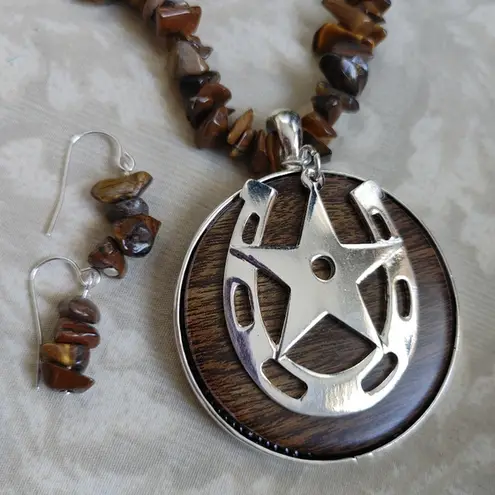 Tumbled Tiger Eye Chips Necklace w/ Horseshoe Silver
