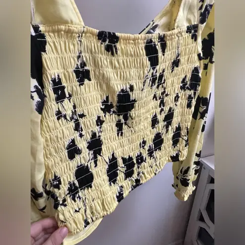 Open Edit NWT- RUCHED CROP TOP IN YELLOW ELFIN WIND FLORAL | Large