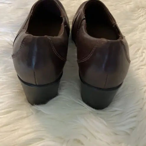 Clarks  Shoes Brown Color size 9 in excellent condition see pictures