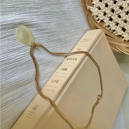 Mother of Pearl Teardrop Pendant Necklace Vintage “Calypso” 18” Gold Snake Chain Jewelry