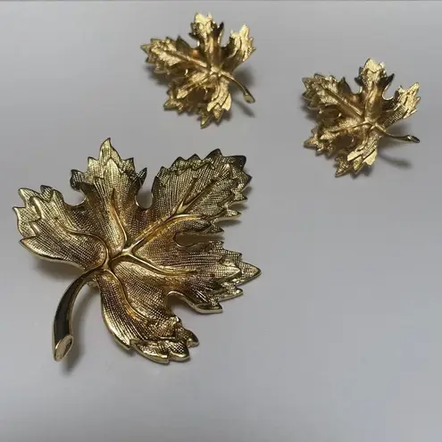 Signed Avon Matching Jewelry Set Gold Tone Brooch & Clip On Earrings