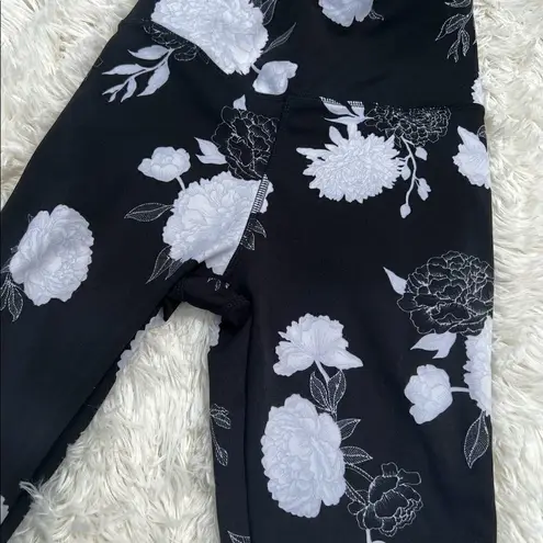 Kay Unger  Poppy Black and White Floral Workout Leggings Women’s Small - Image 3
