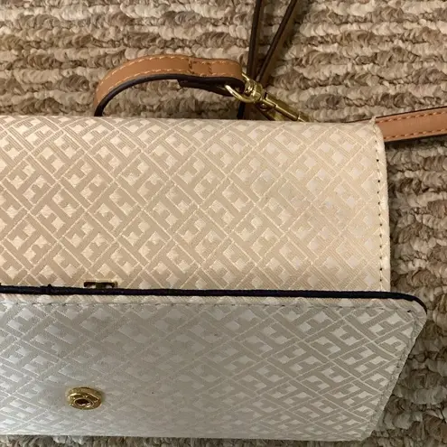 Tommy Hilfiger Women's  Cream Color Crossbody Wallet Purse Preowned