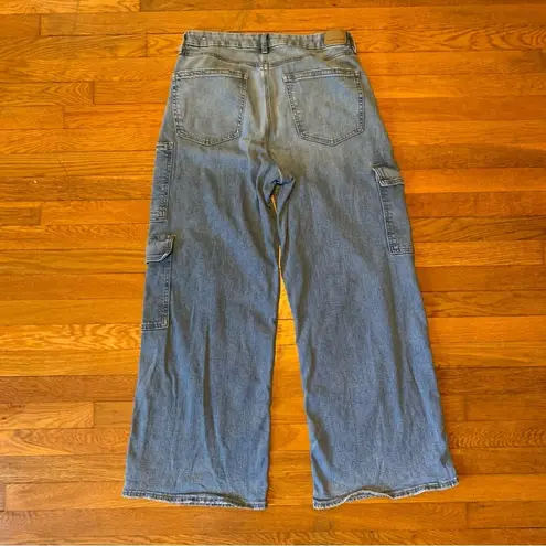 American Eagle AE Curvy Super High-Waisted Baggy Wide-Leg Cargo Jean in Light Bright Indigo 12