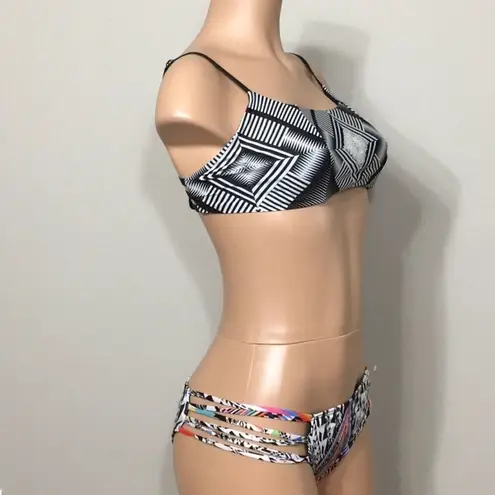 PilyQ Geometric diamond top and strappy bottom.D-cup/S-bottom