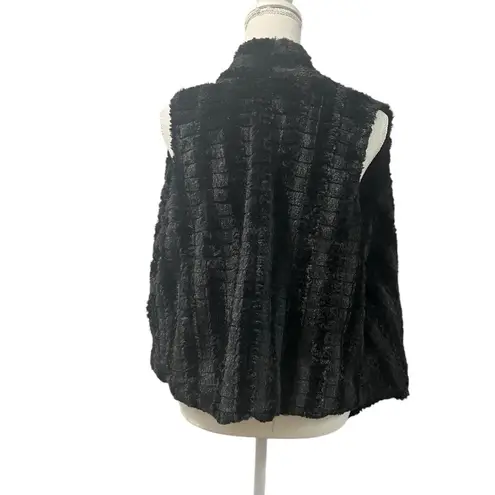 Leo & Nicole Black Faux Fur Sweater Wrap Lined Vest PL
Design Minneapolis Size undefined
