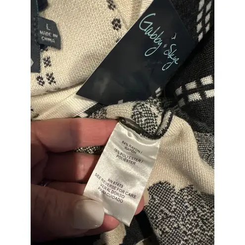 Gabby Skye NWT Knit Gray & White dress with flows at the bottom hem size large