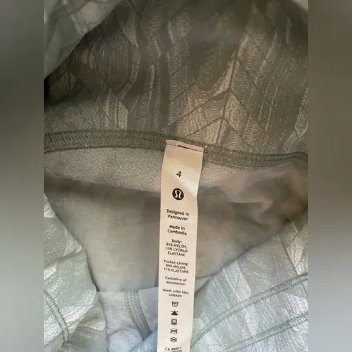 Lululemon New  Swift Speed High Rise 8” Shorts Chevron Silver Blue White size 4