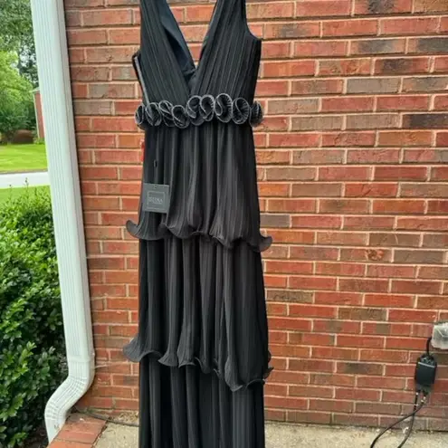 Mac Duggal New IEENA for Plunge Neckline Rosette Pleated A-Line Black Gown Form