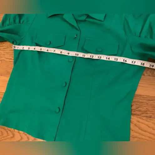 Button up short sleeve blouse in Kelly green size M Size M