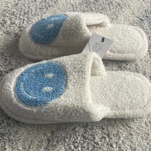 NWT Smiley Face Slippers White with Blue M/L (7.5