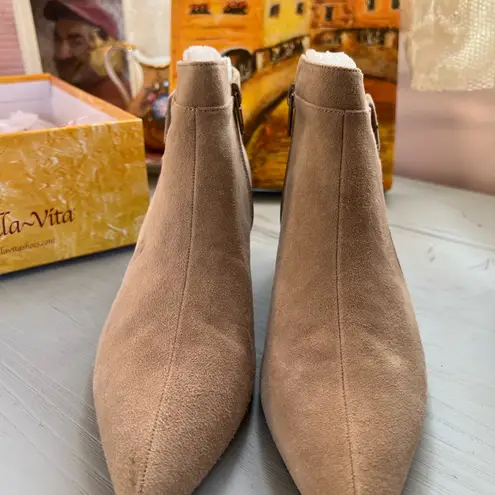 Bella Vita Elegant Tan Ankle Boots