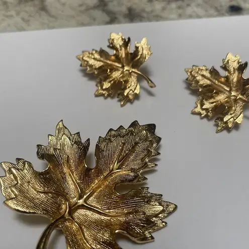 Signed Avon Matching Jewelry Set Gold Tone Brooch & Clip On Earrings