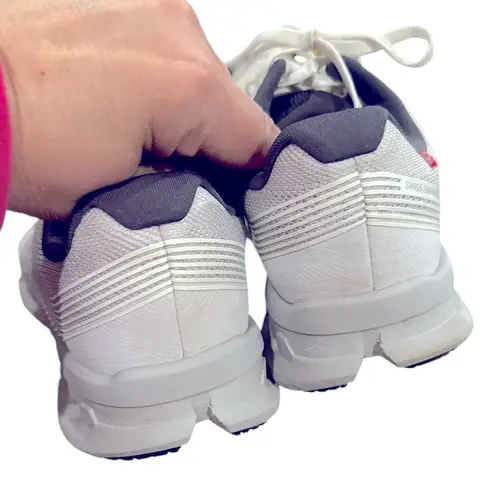 ON RUNNING CLOUDGO WOMENS WHITE GRAY SNEAKERS 9