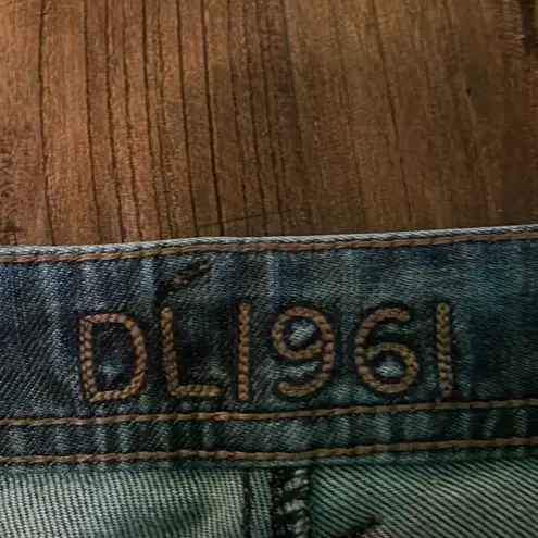 DL1961 Jo Boyfriend Twister Distressed, Low Rise Jeans. Size 25.