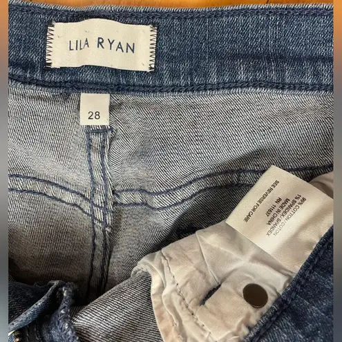 Lila Ryan Mid Rise Raw Hem Stretchy Denim Jean Shorts Whiskered Women size 6 28