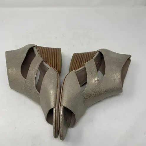 Donald Pliner Size 9 N Jenkin Gold Metallic Leather Wedge Sandal Back Zip Cutout