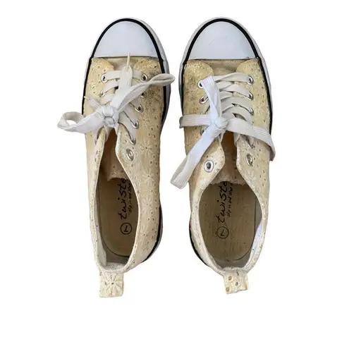 Twisted Low Top Sneakers Shoes Floral Cutout School Casual Sporty White Size 7