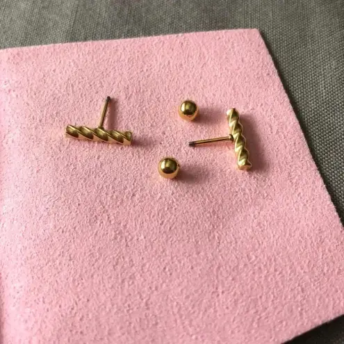 The Collection Ana Croissant Bar Stud 18kt Gold Earrings