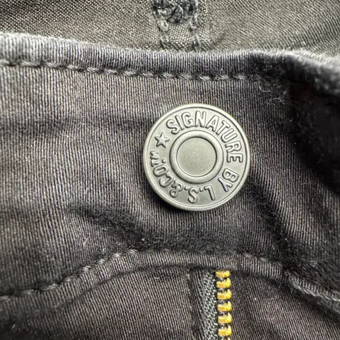 Signature by Levi Strauss Gold Modern Skinny Shorts Black Women Size 6 W28