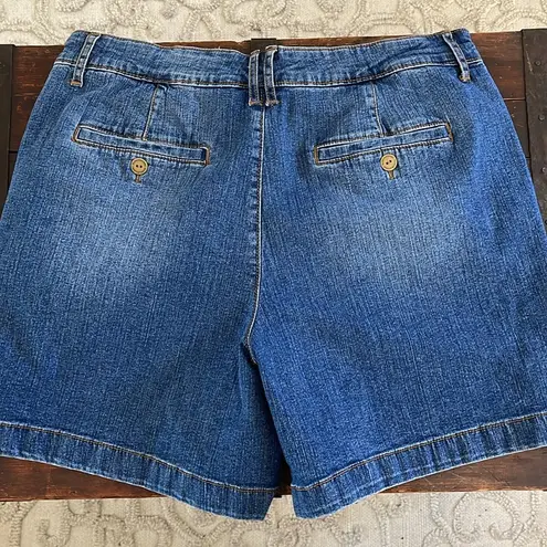 Gloria Vanderbilt  Vintage Denim Chino Short Button Detail  5" Inseam Size 8