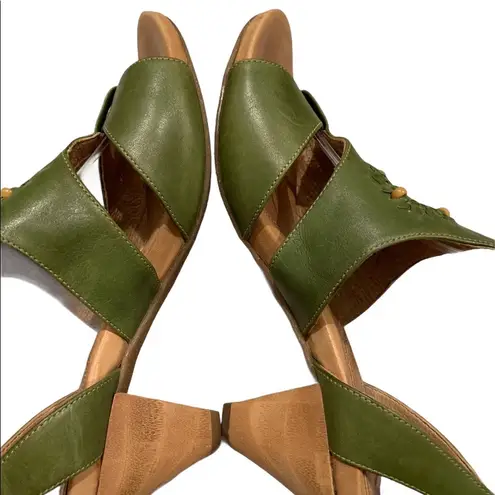 Naya Timpas Green Leather Beaded T