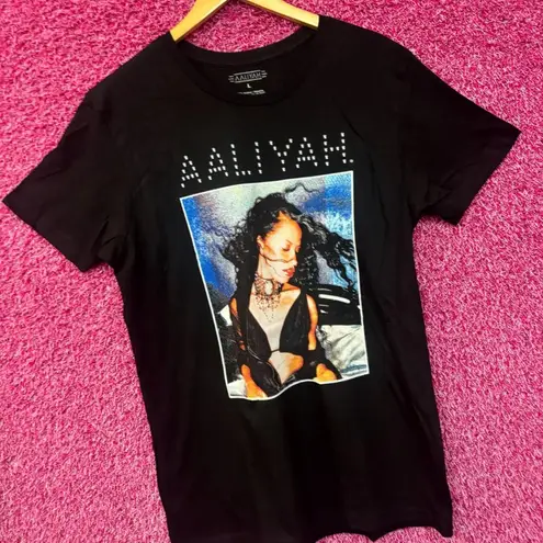 Aaliyah R&B Bikini Portrait tshirt size large