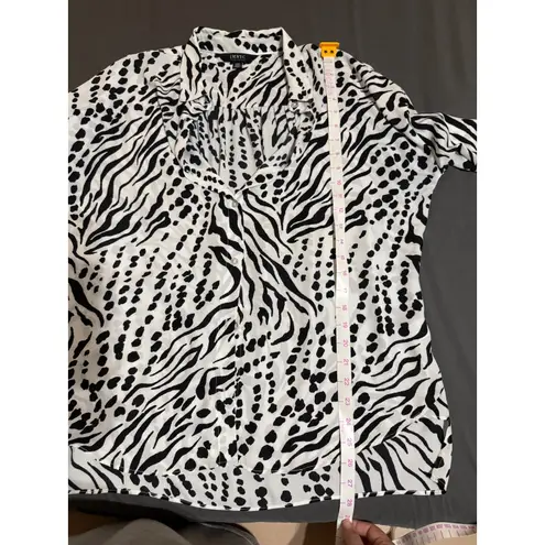 Isaac Mizrahi IMNYC Size Medium Women Blouse White Black Animal Print Careerwear