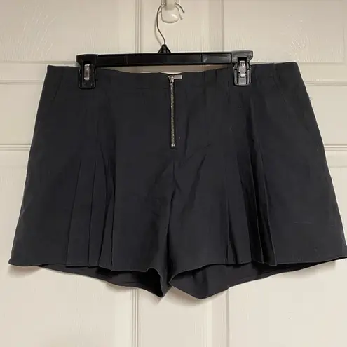 BCBGMAXAZRIA BCBG Pleated Shorts Size 10