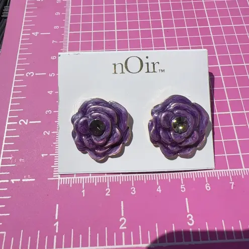 Noir gold tone purple flower reflective studs earrings