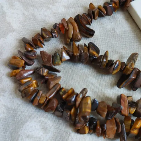 Tumbled Tiger Eye Chips Necklace w/ Horseshoe Silver