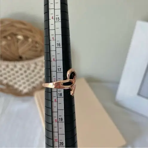 Boutique “Avalon” Gold Swirl Ring 7 Classic Feminine Simple Minimal Stacking