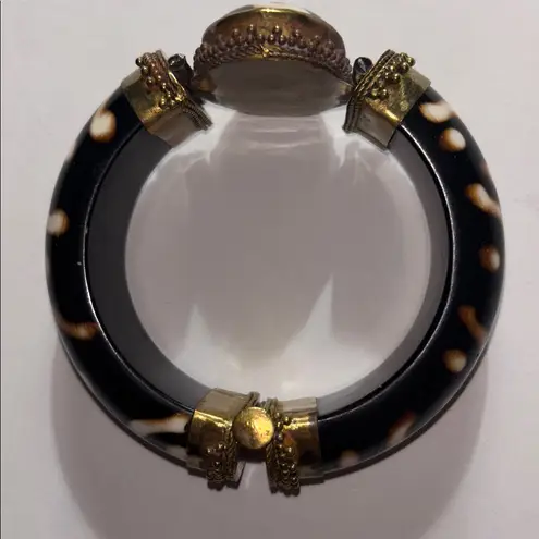 BROWN AND CREME COLORED BRACELET. WITH BRASS LIKE HARDWARE PIN CLOSURE VINTAGE