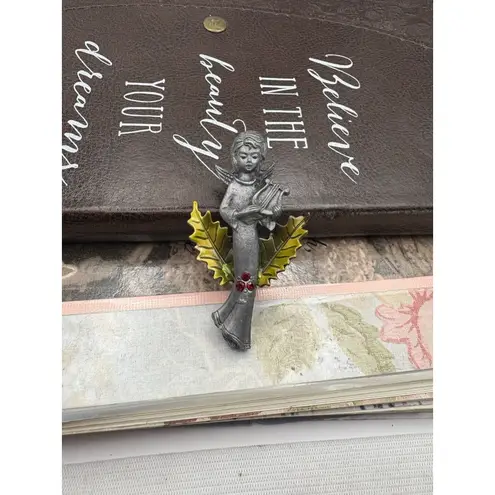 Vintage Angel Violin Christmas Brooch – Holly Leaves Holiday Pin (1980s) Silver