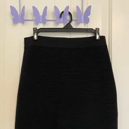 Uniqlo NWOT |  women’s black stretch‎ textured knee skirt — medium