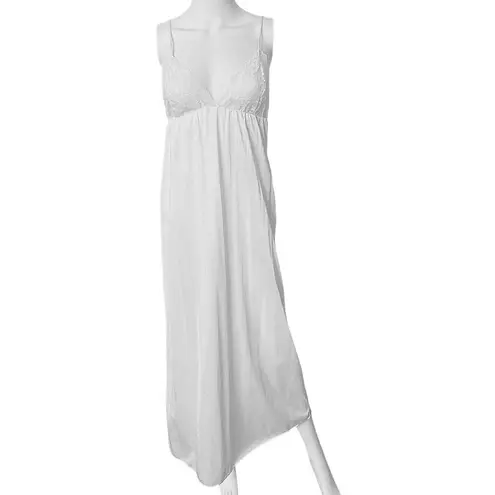 Taryn Rose 1970s Taryn Alexander med long white nightie delicate lace V-neckline