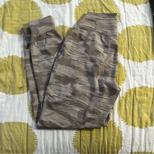 Alphalete 
Surface Expanse Jogger - Desert Canvas Camo medium - Image 1