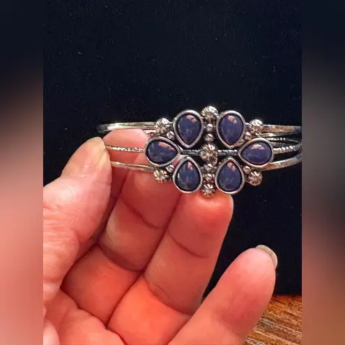 Chic Silver Bracelet with Deep Blue Stones