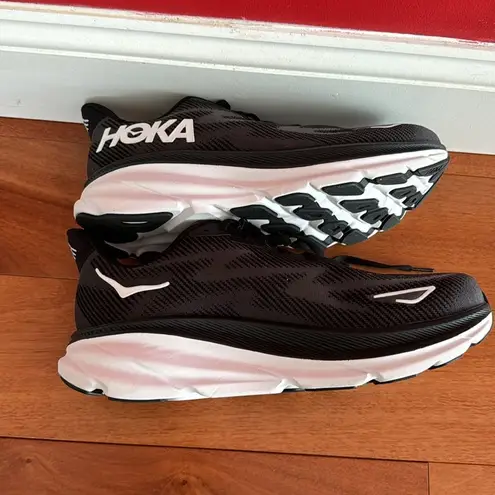 Hoka NWOT  women’s Clifton 9 Sneaker Black/White 10.5 W