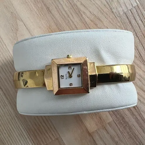 Bulova Gold Tone Vintage Ladies Watch Rare Quartz 97T47