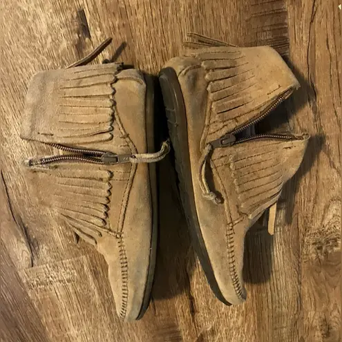 Minnetonka CONCHO FEATHER SIDE ZIP BOOT - Camel - Size 7