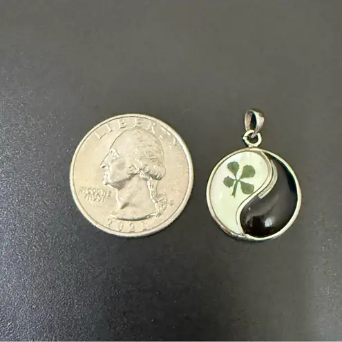 Unique Vintage 925 Sterling Silver Lucky Clover Leaf Yin Yang Epoxy Pendant 3g. Black