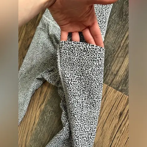 Athleta  Salutation Stash II Textured Tight Pocket Legging Cheetah Size Medium