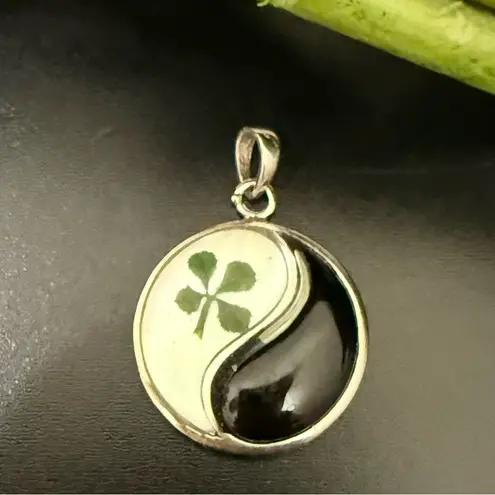 Unique Vintage 925 Sterling Silver Lucky Clover Leaf Yin Yang Epoxy Pendant 3g. Black