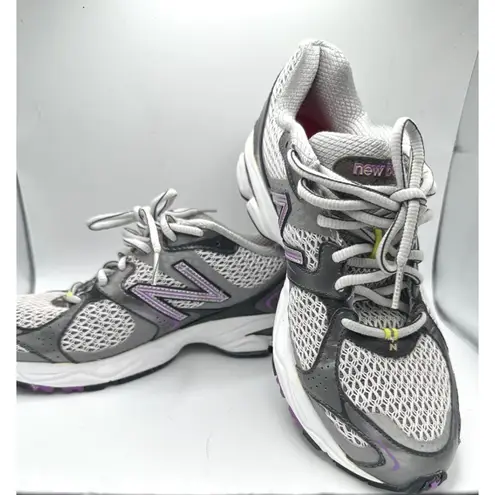 New Balance  sneaker women's running shoe sz 7.5 gray, wht , purple 1080v2