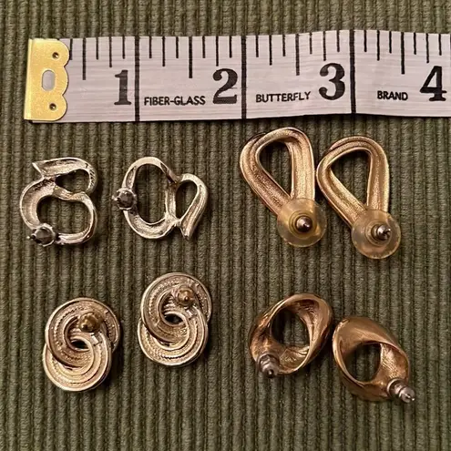 4āpair of gold coloredāearrings Swirly & sophisticatedāEVC