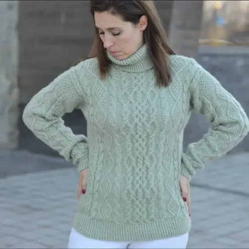 Elegant Cable Knit Turtleneck Sweater in Light Green 100% Cashmere