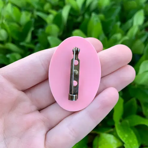 Lightweight Plastic Pink & White Cameo Brooch Pin