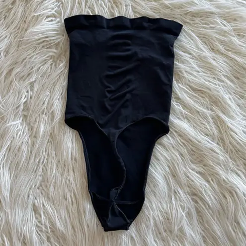 SKIMS Seamless Sculpt Strapless Thong Bodysuit Onyx
Size Small